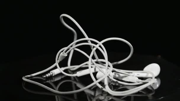 Écouteur sautant sur Subwoofer en mouvement sur fond noir 