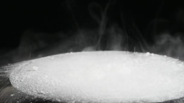 Springen Mehl auf beweglichen Subwoofer auf schwarzem Hintergrund — Stockvideo