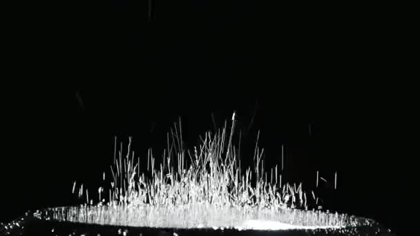 Gouttes d'eau sautant sur le subwoofer sur fond noir — Video