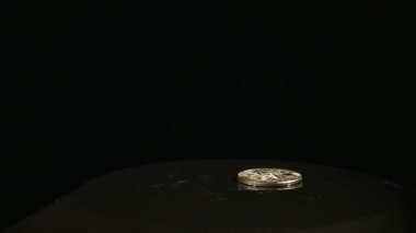 sikke bitcoin subwoofer siyah arka plan üzerinde atlama