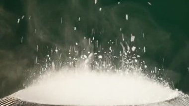 Un üzerinde hareket Subwoofer üzerinde yeşil arka plan atlama