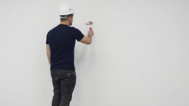 Genç adam boyama duvar yenileme ev, 4k sırasında