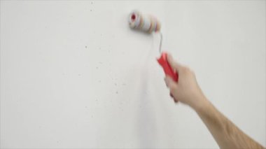 Closeup görünümünü adamın ve kadının ellerini kullanarak duvar boyama boya silindirleri