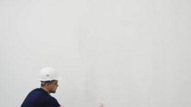 Genç adam boyama duvar yenileme ev, 4k sırasında