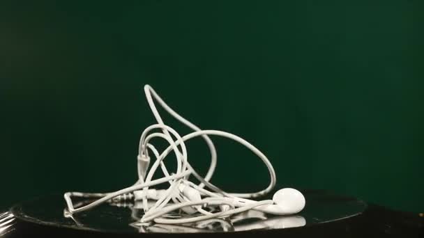 Écouteur sautant sur Subwoofer en mouvement sur fond vert 