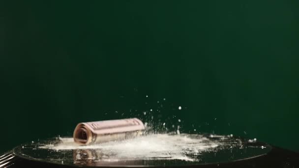 Mąki i skręcone banknotów na przenoszenie Subwoofer na zielonym tle — Wideo stockowe