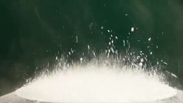 Saltar harina en movimiento Subwoofer sobre fondo verde — Vídeos de Stock