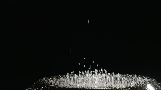 Druppels water springen op de subwoofer op zwarte achtergrond — Stockvideo
