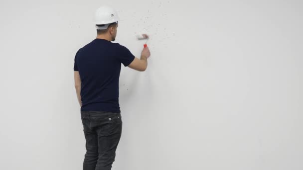 Hombre joven pintando la pared durante la renovación de la casa, 4K — Vídeo de stock