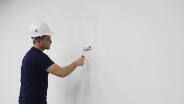 Giovane pittura murale durante la ristrutturazione casa, 4K — Video Stock