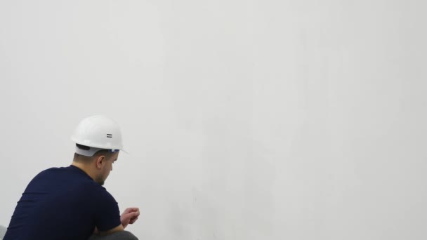 리 모델링 홈, 4 k 동안 젊은 남자 그림 벽 — 비디오