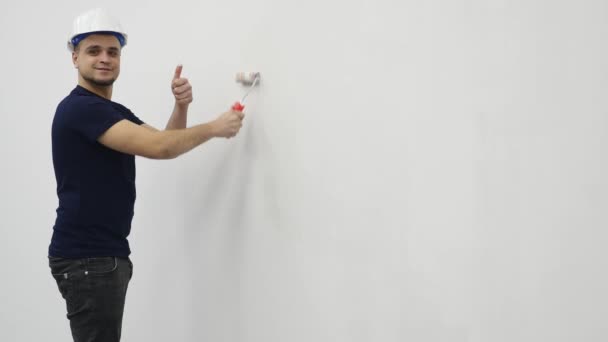 Young man painting wall during renovation home, 4K — Stock Footage Young man painting wall during renovation home, 4K Royalty Free Stock Footage