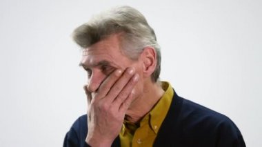 Üst düzey bir adam konuşurken farklı duygular gösterir
