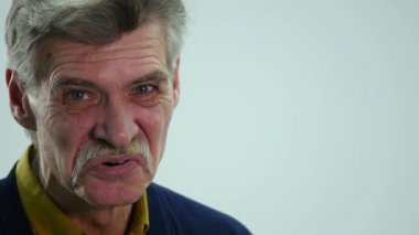 Üst düzey bir adam konuşurken farklı duygular gösterir