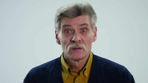 Un hombre mayor muestra diferentes emociones al hablar — Vídeo de stock