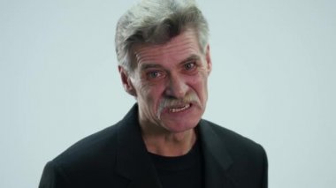 Üst düzey bir adam konuşurken farklı duygular gösterir
