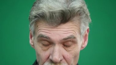 Komuta sizde üzerinde yeşil arka plan izole gözlüklü