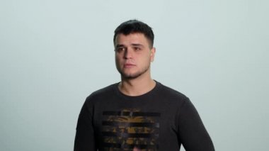 Beyaz arka plan karşı korkmuş genç adam