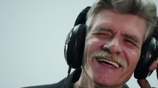 Ο γέρος τα ακουστικά, ακούγοντας μουσική, χορός, χαμογελαστά, χαρούμενα — Αρχείο Βίντεο