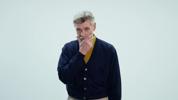 Trauriger älterer Mann isoliert auf weißem Hintergrund. Weinen. Studioporträt aus nächster Nähe — Stockvideo