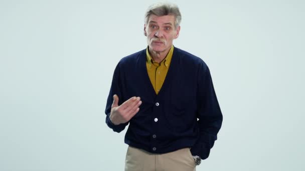 En äldre man visar olika känslor när man talar — Stockvideo