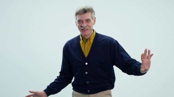 Feliz anciano bailando sobre fondo blanco — Vídeo de stock