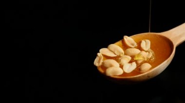 Bal ve fındık tahta kaşık üzerinde kapat