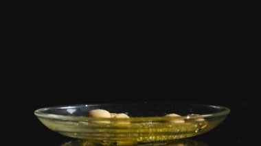 Tatlım siyah arka plan üzerine bir tabak dökülür