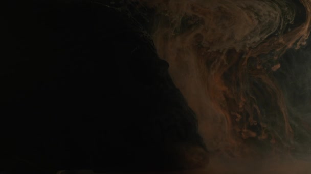 encre blanche et orange dans l'eau avec Crâne sur fond noir 