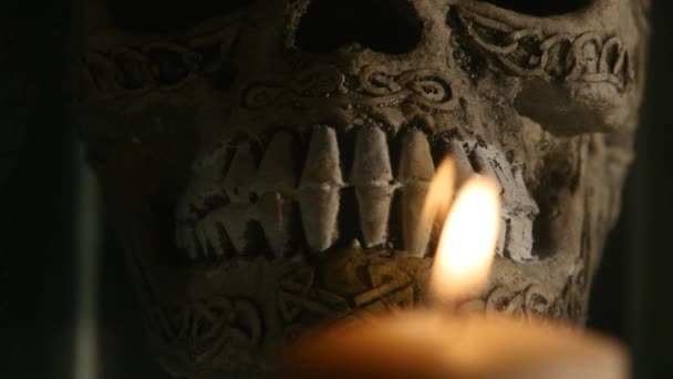 두개골에는 수족관 배경에서 촛불 — 비디오