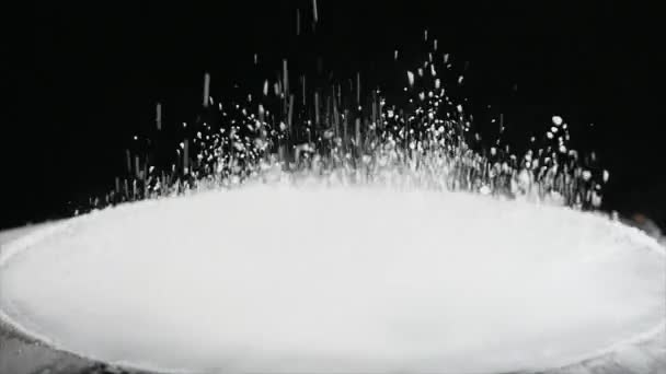 Прыжки муки при перемещении сабвуфер на черном фоне — стоковое видео