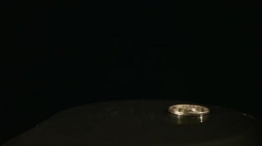 sikke bitcoin subwoofer siyah arka plan üzerinde atlama