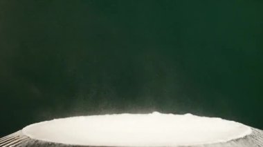 Un üzerinde hareket Subwoofer üzerinde yeşil arka plan atlama