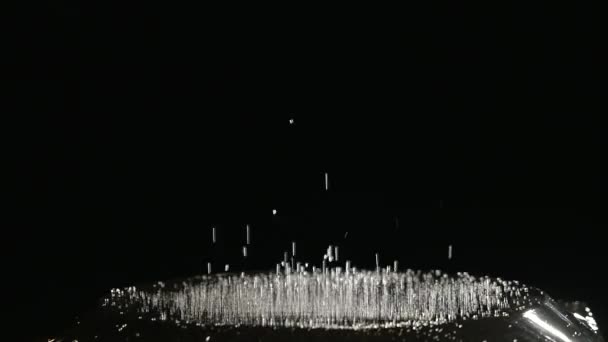 Gouttes d'eau sautant sur le subwoofer sur fond noir — Video