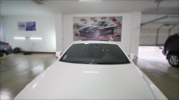 06.12.2017 Tsjernivtsi, Oekraïne - witte Mercedes in salon selectieve aandacht — Stockvideo