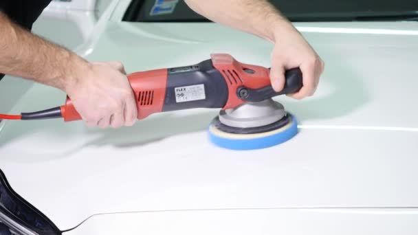 Homem polir um carro branco com uma escova — Vídeo de Stock