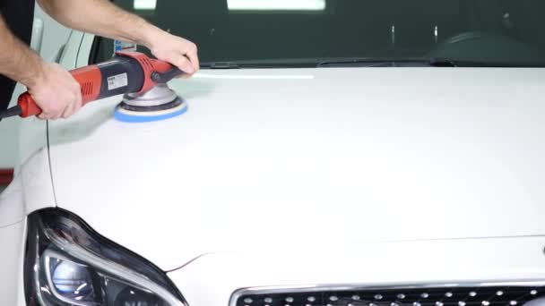 06.12.2017 Chernivtsi, Ucrânia - Homem polir um carro branco com um pincel — Vídeo de Stock