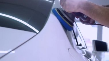 06.12.2017 Chernivtsi, Ukrayna - parlatma fırçası ile beyaz bir araba adam