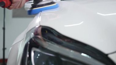 06.12.2017 Chernivtsi, Ukrayna - parlatma fırçası ile beyaz bir araba adam