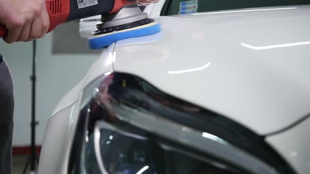 06.12.2017 chernivtsi, ukraine - Mann poliert weißes Auto mit Bürste — Stockvideo