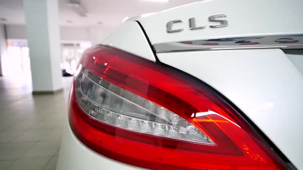 06.12.2017 Chernivtsi, Ukrayna - beyaz Mercedes salon seçici odak — Stok video