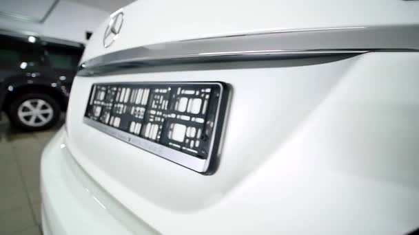 06.12.2017 Chernivtsi, Ucrânia - Mercedes branco no foco seletivo do salão — Vídeo de Stock
