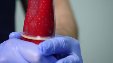 Bir adam bir prezervatif chili biber üzerinde çıkar