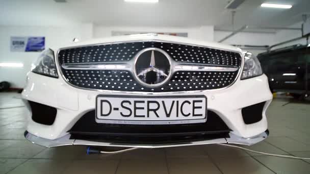 06.12.2017 Chernivtsi, Ucrânia - Mercedes branco no foco seletivo do salão — Vídeo de Stock