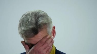 Beyaz arka plan üzerinde izole üzgün komuta sizde. Ağlıyor. Stüdyo portre kadar kapatın