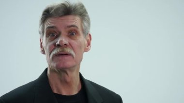 Üst düzey bir adam konuşurken farklı duygular gösterir