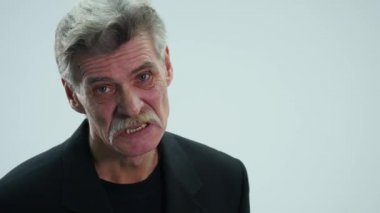 Üst düzey bir adam konuşurken farklı duygular gösterir