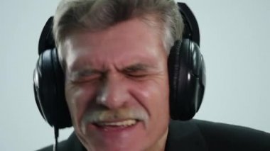 Müzik, dans, gülümseyen, neşeli yaşlı adam kulaklıklar