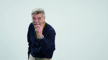 beyaz zemin üzerine gülen yaşlı adam