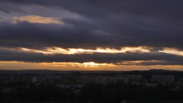 El lapso de tiempo con nubes en el cielo nocturno — Vídeos de Stock